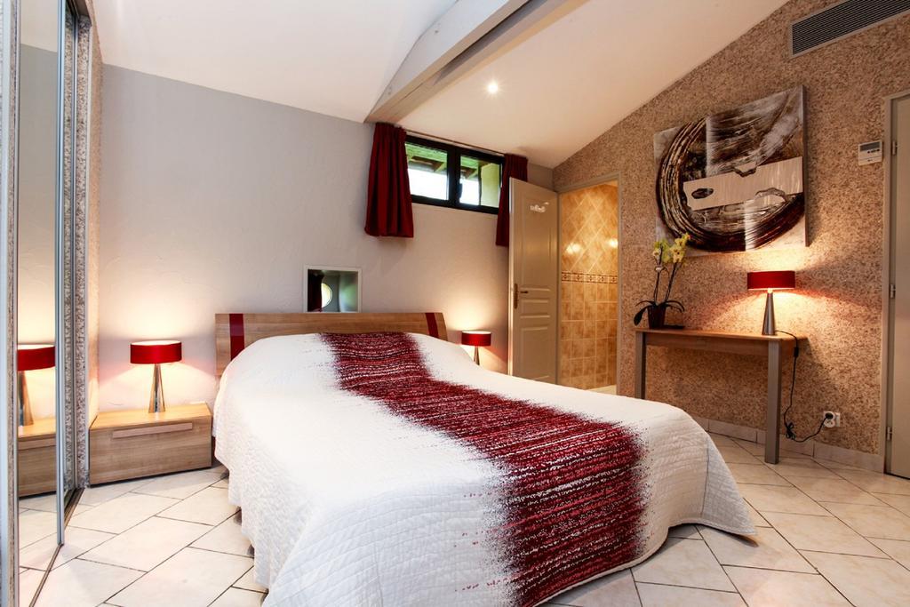 Chambres D'Hotes Les Peyrouses サルラ・ラ・カネダ エクステリア 写真